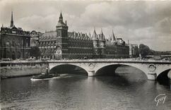 CPM Paris La Seine le pont au Change et le palais de Justice Bateau