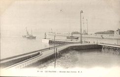 Le Havre CPA Entering of the piers (boat)