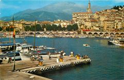CPM Les Sites Merveilleux de La Cote d'Azur Menton Alpes Maritimes Vue sur le petit port et la Vieil