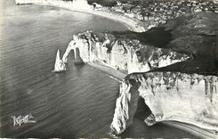 CPA Etretat Seine Maritime Les Trois Portes et l'Aiguille Vue aerienne 