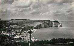 CPA Etretat Seine Inferieure Le Calvaire et vue generale 