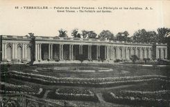 CPA Versailles Palais du Grand Trianon le Peristyle et les Jardins 