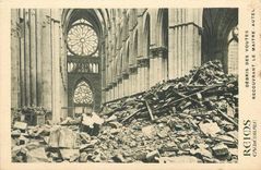 CPA Reims Cathedrale debris des voutes recouvrant le maitre autel 