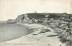 CPA Etretat La Plage prise de la Falaise d'Aval 