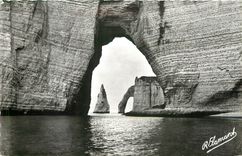 CPA Etretat La Menneporte et Falaise d'Aval 