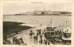 CPA Dinard Debarcadere a basse mer en face Saint Malo Bateau