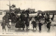 Berck Plage CPA Groups on the beach (nice shot)