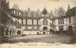 CPA Chateau de Pierrefonds cour d'honneur le beffroi 