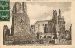 CPA L'Hotel de Ville et le Beffroi cote est Arras apres le bombardement Militaria