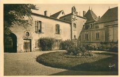 CPA Prisse Saone et Loire cour d'honneur du chateau de Montceau lamartine y passa plusteurs mois cha