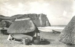 CPM Etretat SM Les calloges et la porte d'aval Bateau