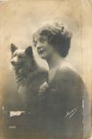 CPA Femme Chien