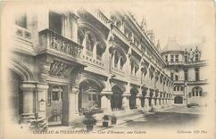 CPA Château de Pierrefonds - Cour d'honneur une galerie