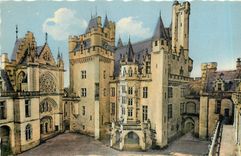 CPM Pierrefonds Le château Escalier d'honneur Le donjon et la chapelle