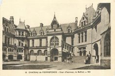 CPA Château de Pierrefonds Cour d'honneur Le beffroi