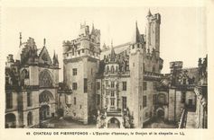 CPA Château de Pierrefonds L'escalier d'honneur le donjon et la chapelle