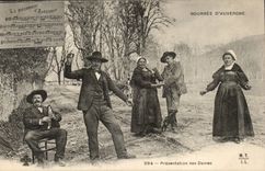 CPA Faggot of Auvergne Presentation of the ladies (folklore caps costume) TOP
