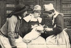 CPA love in Brittany Bridge Swallow-hole Concarneau Rosporden (folklore caps costume)