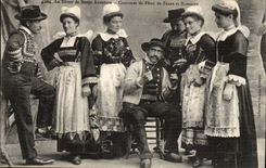 CPA the gunner of good Costums adventure of festivals of Scaer and Bannalec (folklore caps costume)