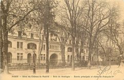 CPA Paris Hotel du Chateau de Madrid Bois de Boulogne entree principale et chene de Francois Ier 
