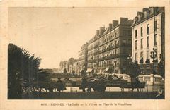 CPA Rennes le Jardin sur la Vilaine ou place de la Republique 
