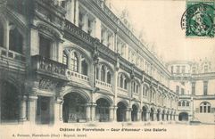 CPA Chateau de Pierrefonds cour d'honneur une galerie 