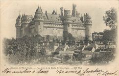 CPA CHÂTEAU DE PIERREFONDS Vue prise de la Route de Compiegne