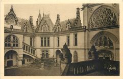 CPA Château de Pierrefonds Oiise la cour d'honneur