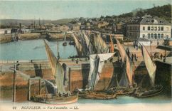 CPA Honfleur Vue d'ensemble Bateaux