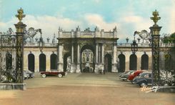 CPM Nancy L'Arc de Triomphe vu de la Place Carriere Automobile