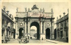 CPA Nancy L'Arc de Triomphe rue Here Vue prise de la Place Stanislas Automobile