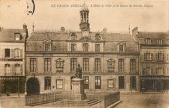 CPA Le Grand Andely L' Hotel de ville et la Statue de  Nicolas Poussin