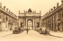 CPA Nancy L'arc de triomphe rue here vue prise e la place Stanslas