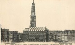 CPA Le grand guerre Arras L' Hotel de Ville et l Petitee Place