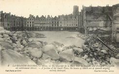 CPA La Grande Guere Arras Un Qurtier de la Place dont les Maisons d'origine Espagnole