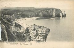 CPA Etretat les falaises