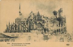 CPA Bombardement de Reims la cathedrale en feu