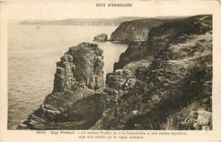CPA Cap frehel le rocher de La fauconniere ux assises regulieres sapes sans relache par l vague ecum
