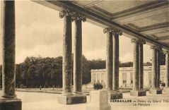 CPA Versailles Palais du Grand tria le Peristyle