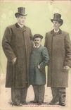 CPA Geants Giants Le Pere Hugo et ses deux fils geants mesurant 2 m 30 et pesant 430 livres
