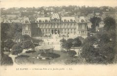 CPA Le Havre L'Hotel de Ville et le Jardin public 
