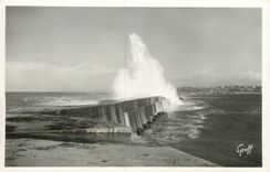 CPA St Jean de Luz Basses Pyrenees Effet de mer a la digue du Socoa 
