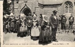 CPA Noce bretonne au pays de Cornouailles Sortie de l'eglise (folklore) TOP
