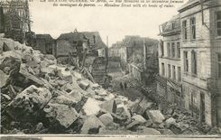 CPA La Grande Guerre Arras Rue Meaulens ou les decombres 