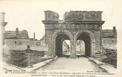 CPA La Grande Guerre Arras La Porte Baudimont Quartier fort eprouve par le bombardement 