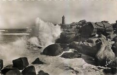 CPM Ploumanach C du N La Tempete a l'Assaut du Phare 