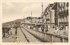 CPA Cabourg Boulevard des Anglais et la Plage 