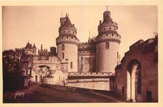 CPA Chateau de Pierrefonds Oise L'Entree du Chateau et Tours Charlemagne 