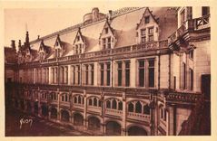 CPA Chateau de Pierrefonds Oise Colonnade de la Cour d'Honneur 