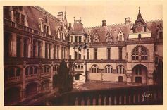 CPA Chateau de Pierrefonds Oise La Cour d'Honneur 